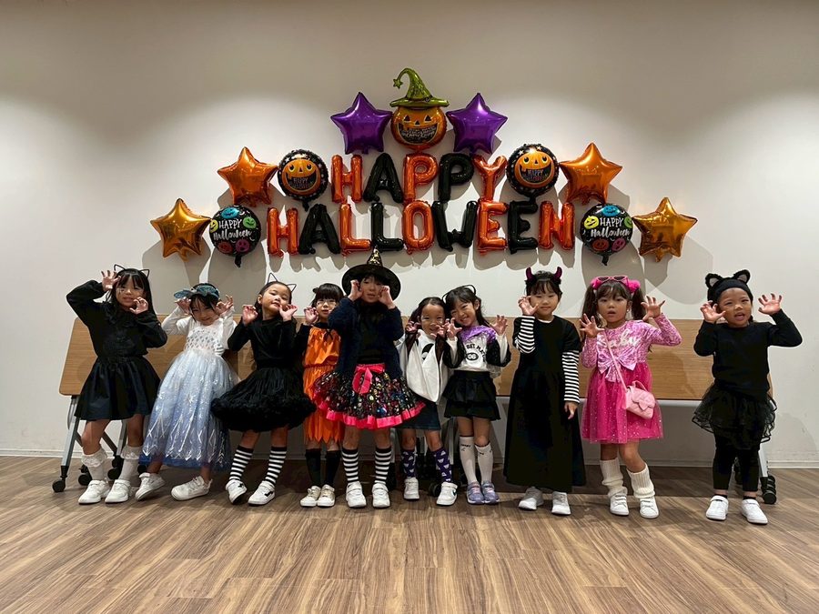 ハロウィンの仮装をしたBE ONE☆DANCE STUDIOの子どもたちの集合写真