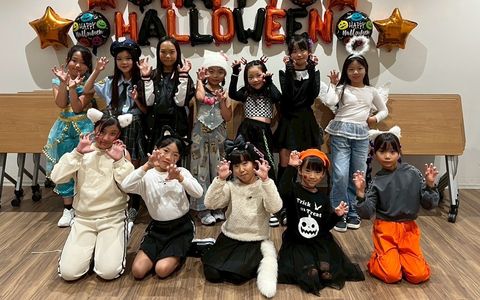 猫耳や天使の羽で仮装してポーズをとる子どもたち
