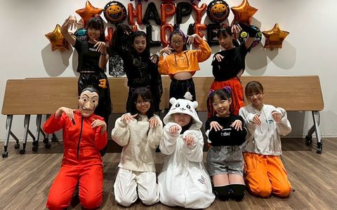 お面や着ぐるみで仮装してポーズを決める子どもたち