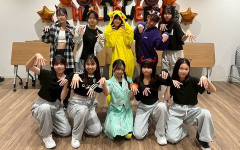 着ぐるみや猫耳の仮装でポーズを決めるダンサーたち