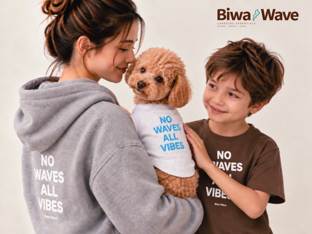 NO WAVES ALL VIBESのパーカー・Tシャツ・ペットウェアでおそろいにした女性と男の子とトイプードル（Biwa Wave）