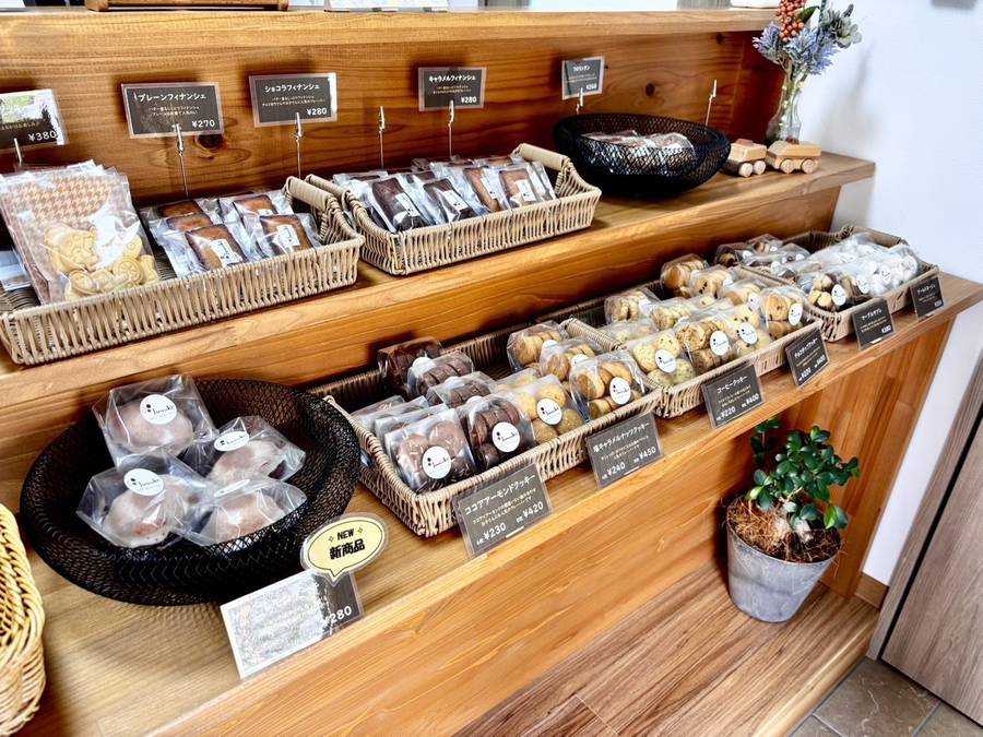 Jüüükeの店内の棚に並ぶフィナンシェやクッキー