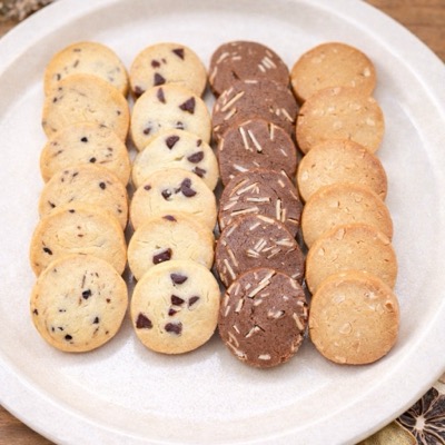 お皿に並んだ4種類のクッキー