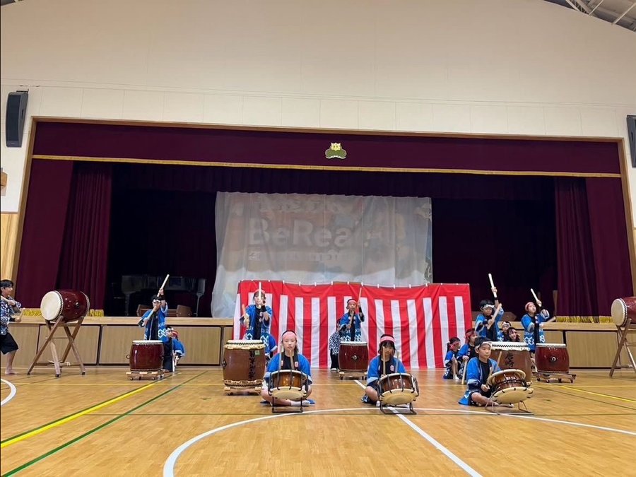 はっぴ姿で和太鼓を演奏する唐崎太鼓の子どもたち