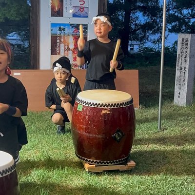 夏まつりで大太鼓を打つ男の子
