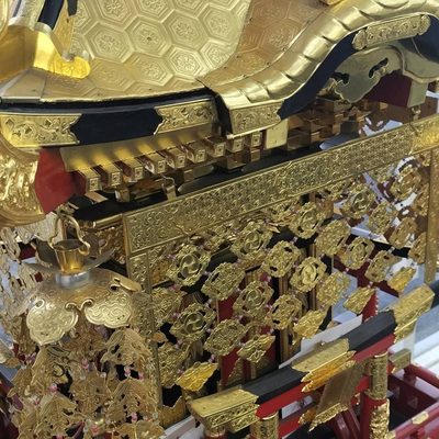 金色の飾り金具で彩られた神輿