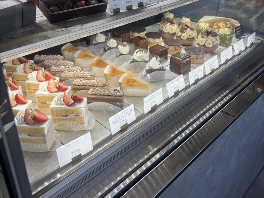 いちごのショートケーキやチョコレートケーキが並ぶメゾンコーのショーケース