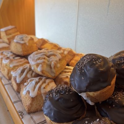 チョコレートがけのシュー菓子とアイシングのスコーン