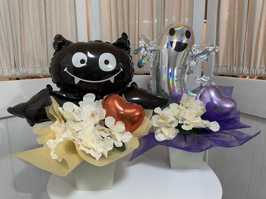コウモリとおばけのバルーンに白い花を添えた、ハロウィンのバルーンアレンジ