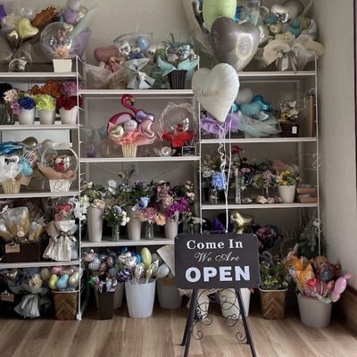 バルーンアレンジや花が棚いっぱいに並ぶN’s balloonの店内