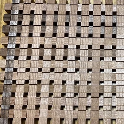 濃淡の木を格子に組み上げた、完成品のコースター